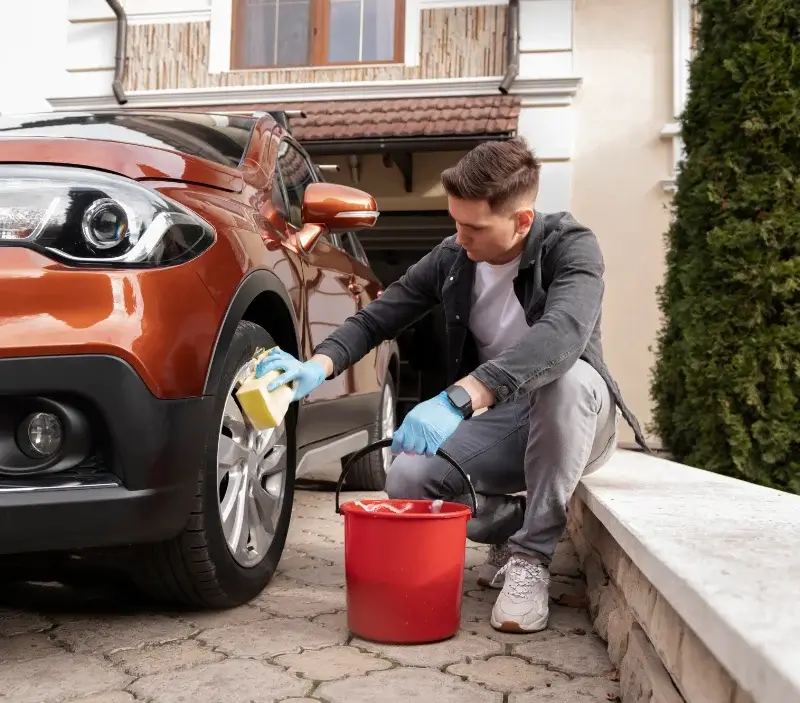 Lavage auto à domicile Villers-Allerand : professionnel intervenant sur un véhicule